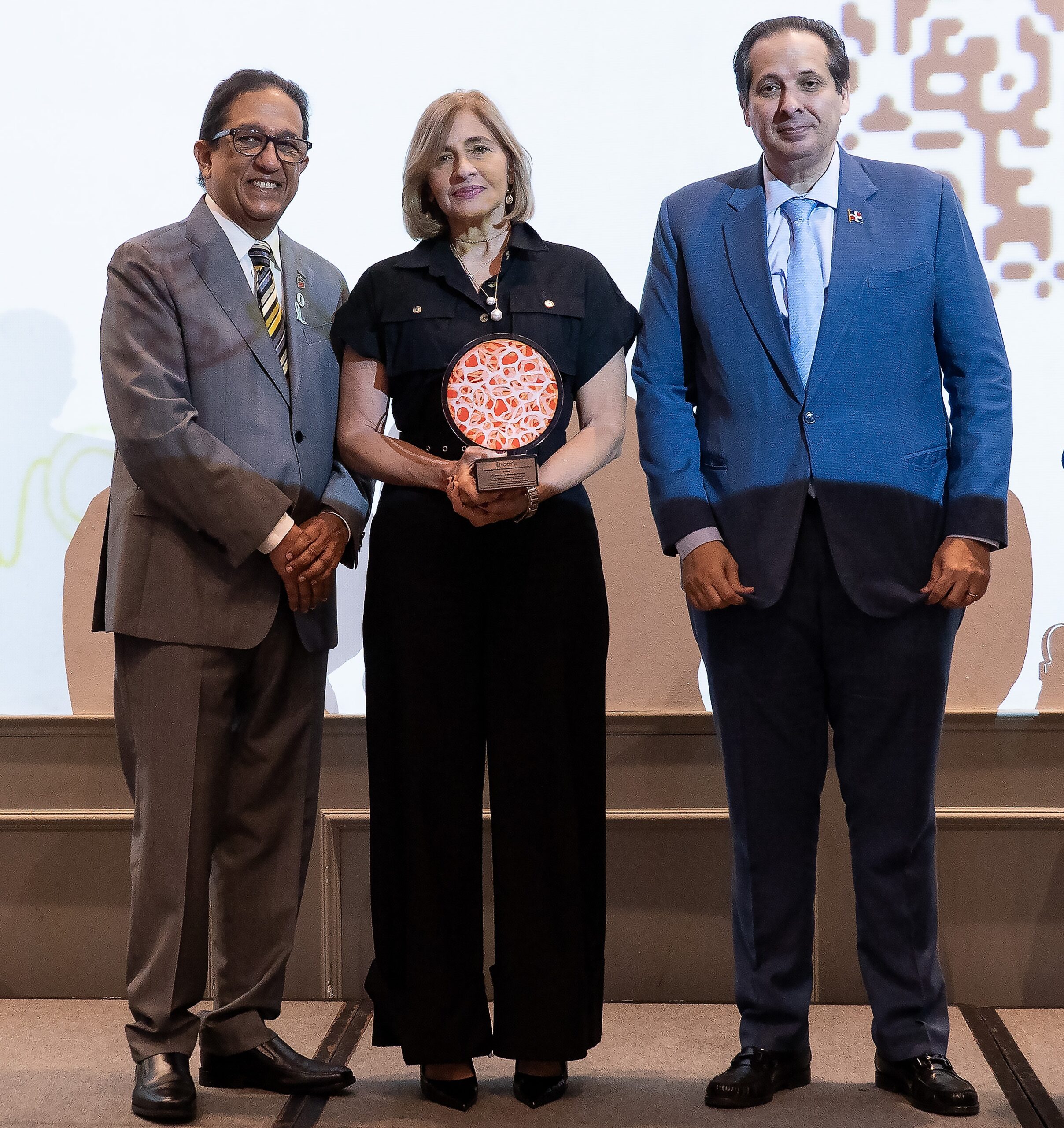 HGPS celebra reconocimiento otorgado al Dr. Julio Amado Castaños Guzmán